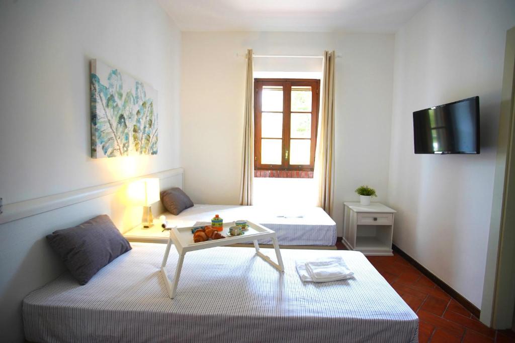 une petite chambre avec deux lits et une table dans l'établissement Villa Topazio, à Poggiardo 37 autres photos