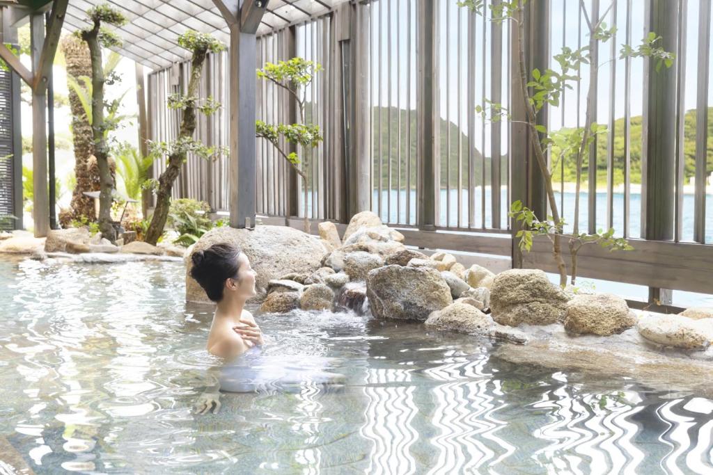 un jeune enfant est dans une piscine dans l'établissement TAOYA Nachikatsuura, à Nachikatsuura