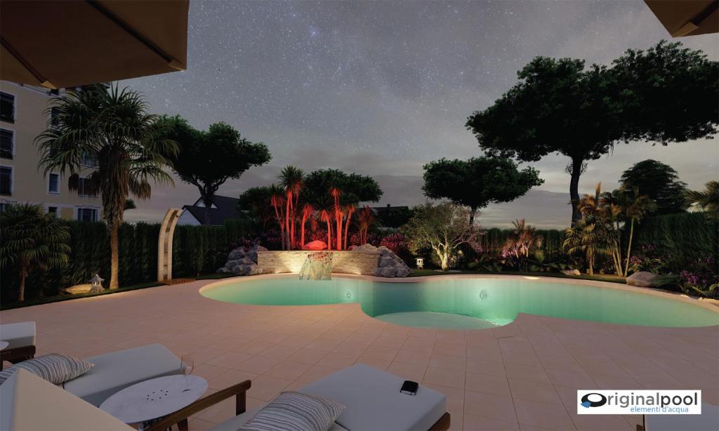 - une piscine avec une fontaine en soirée dans l'établissement Hotel Maxim, à Caorle