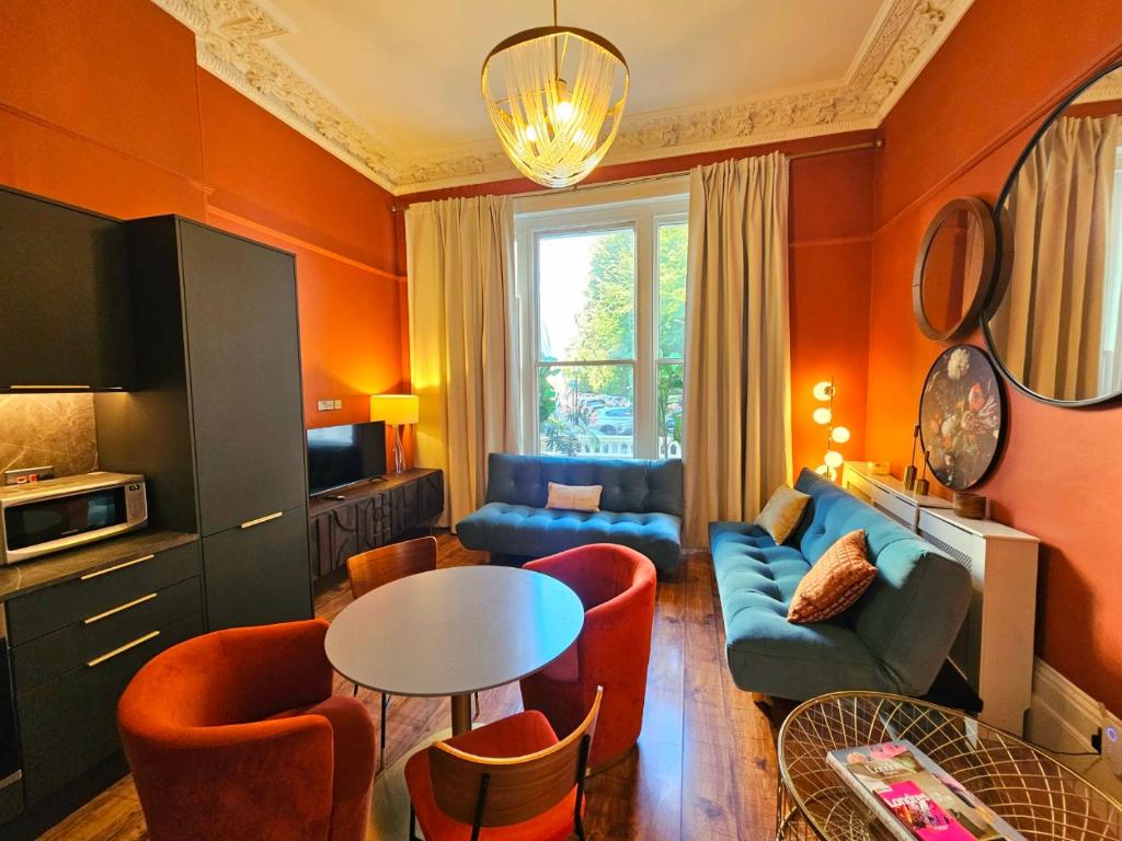 Beautiful & Bright Victorian Home with High Ceiling in Paddington near Hyde Park by Tube Stations - Ground Floor, No Stairs 1