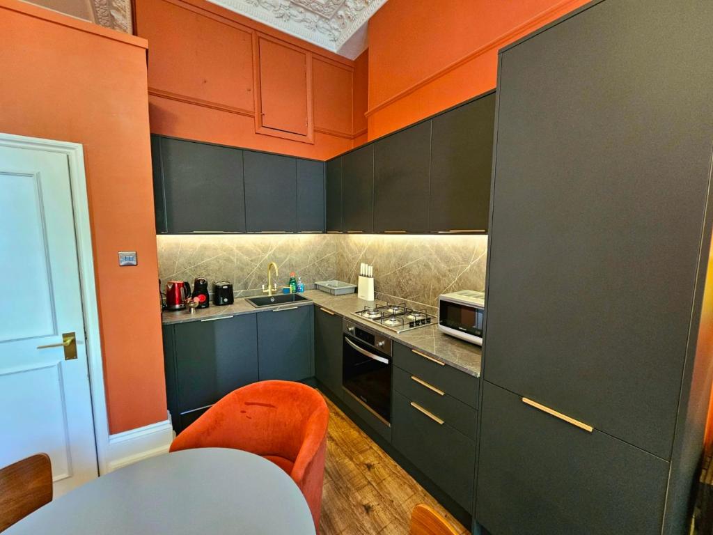 Beautiful & Bright Victorian Home with High Ceiling in Paddington near Hyde Park by Tube Stations - Ground Floor, No Stairs 5