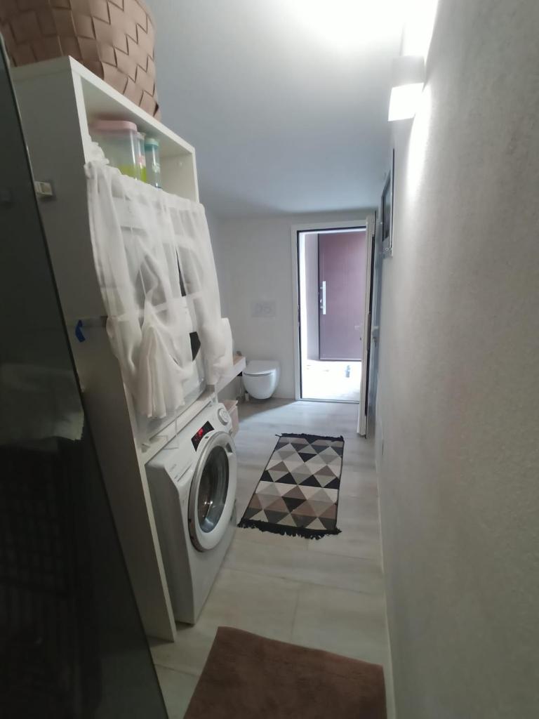 - une salle de bains pourvue d'un lave-linge dans l'établissement Villa Rosi, à Costa Paradiso 40 autres photos