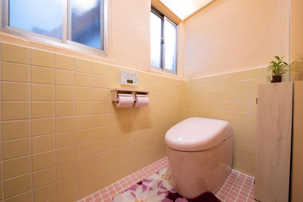 une salle de bain avec toilettes avec carrelage jaune dans l'établissement 別府 鉄輪温泉 萬力屋別館 ManrikiyaBekkan Beppu Kannawa, à Beppu 36 autres photos
