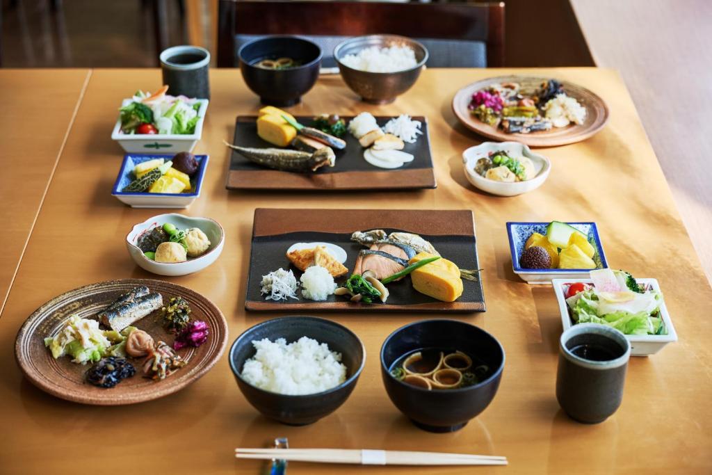une table recouverte de différents types de nourriture dans des bols dans l'établissement Laforet Hakone Gora Yunosumika, à Hakone