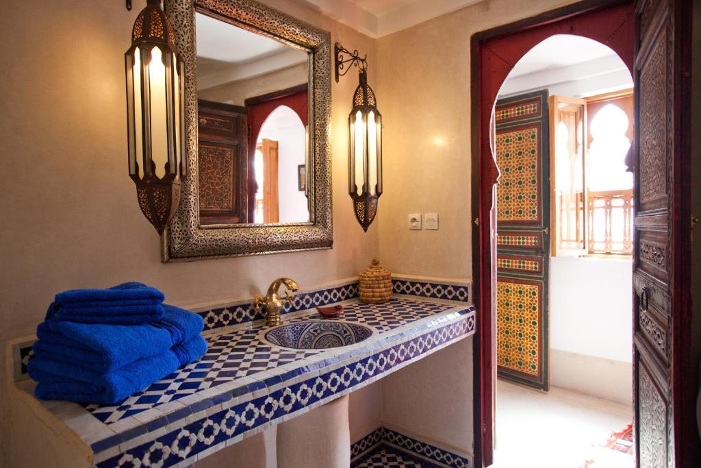 une salle de bain avec un lavabo et un miroir dans l'établissement Riad Zineb, à Marrakech