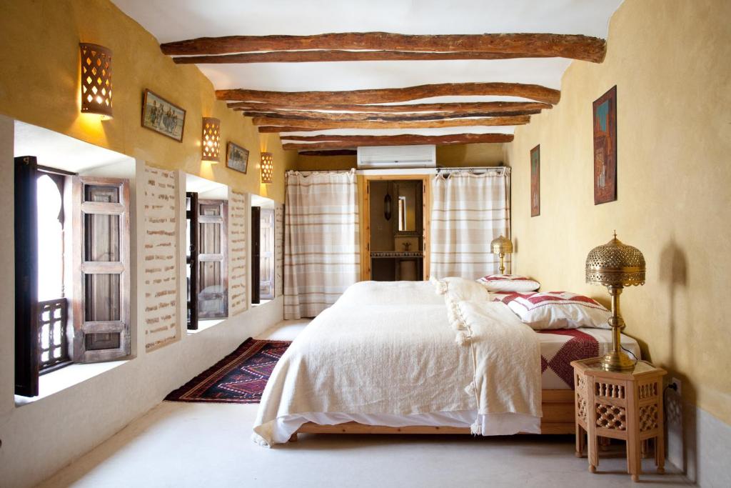 une chambre avec un grand lit dans une pièce dans l'établissement Riad Zineb, à Marrakech