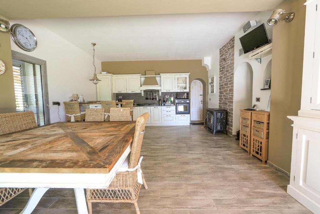 une salle à manger et une cuisine avec une table et des chaises dans l'établissement La Pazienza, à Marina di Gairo