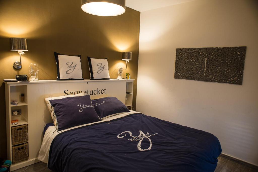 - une chambre avec un lit avec deux ciseaux dans l'établissement La Pazienza, à Marina di Gairo 67 autres photos