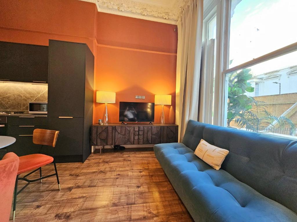 Beautiful & Bright Victorian Home with High Ceiling in Paddington near Hyde Park by Tube Stations - Ground Floor, No Stairs 3