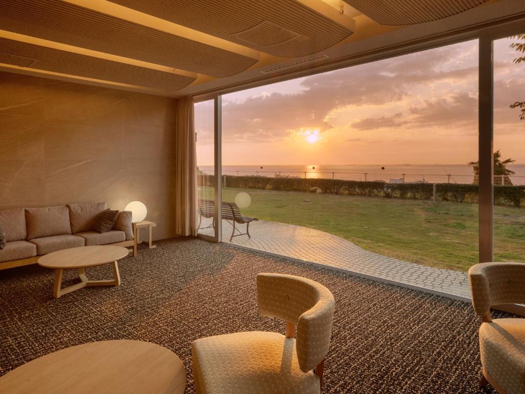 un salon avec vue sur l'océan dans l'établissement KAMENOI HOTEL Awajishima, à Awaji