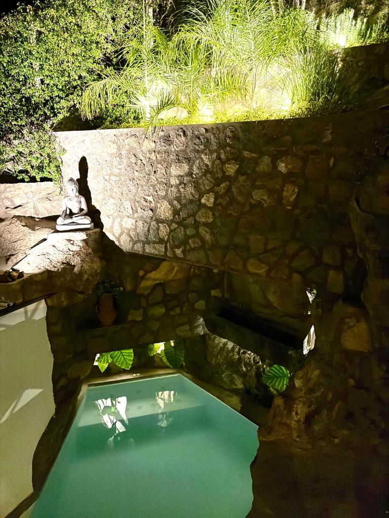 une vue aérienne d'une flaque d'eau dans un mur de pierre dans l'établissement Rock House Villa, à Ischia
