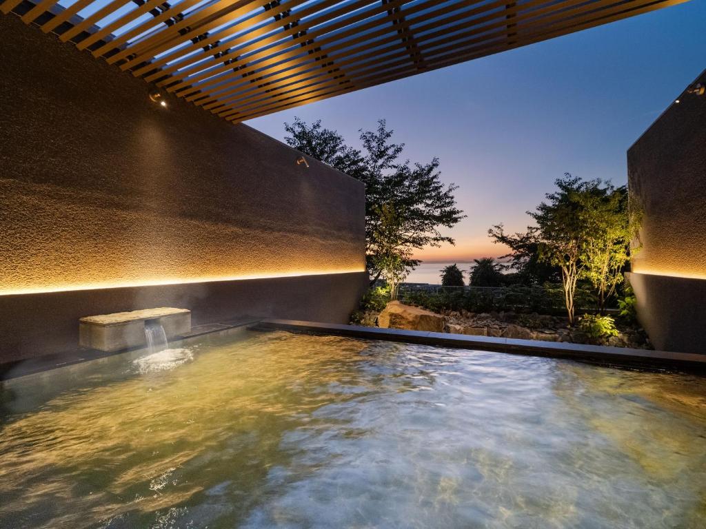 - un bain à remous dans l'arrière-cour d'une maison dans l'établissement KAMENOI HOTEL Awajishima, à Awaji