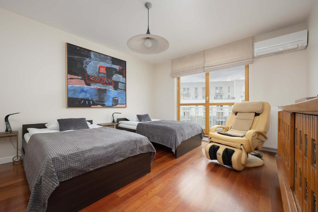 Stylish & Spacious Family Apartment with City Panorama View by Nocleg Renters 3