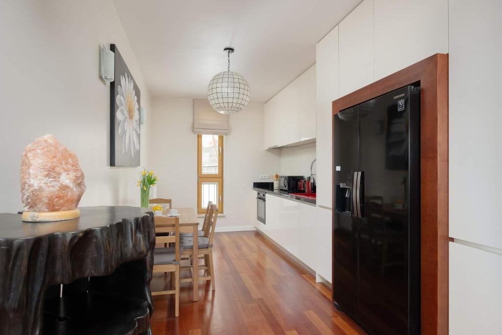 Stylish & Spacious Family Apartment with City Panorama View by Nocleg Renters 4