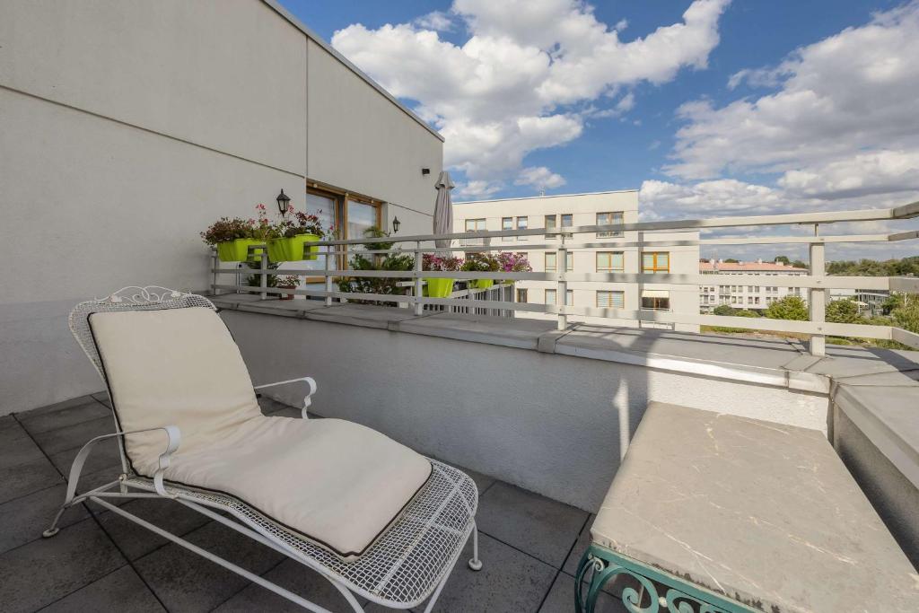Stylish & Spacious Family Apartment with City Panorama View by Nocleg Renters 5
