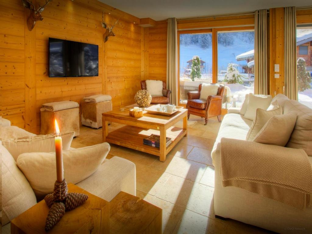 un salon avec une bougie sur une table dans l'établissement Chalet Edenalpa - OVO Network, à La Clusaz