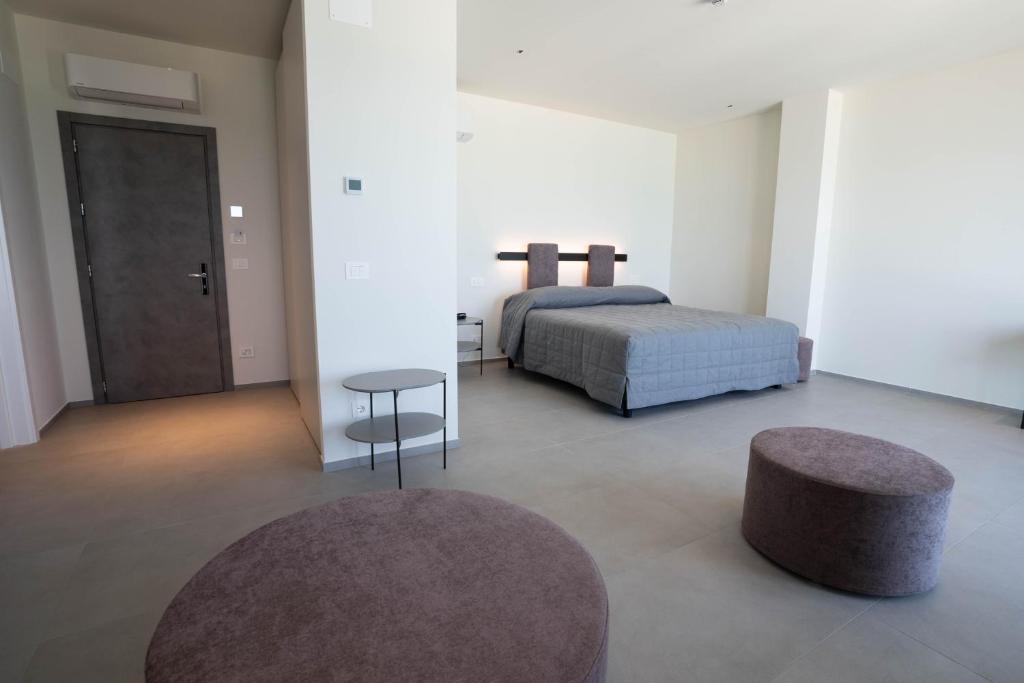 - une chambre avec un lit, une table et un tabouret dans l'établissement Hotel Il Caminetto, à Porto San Giorgio