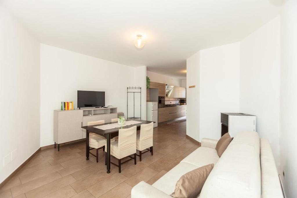 Bright Villa with Balcony and Jacuzzi, Milan Area 6