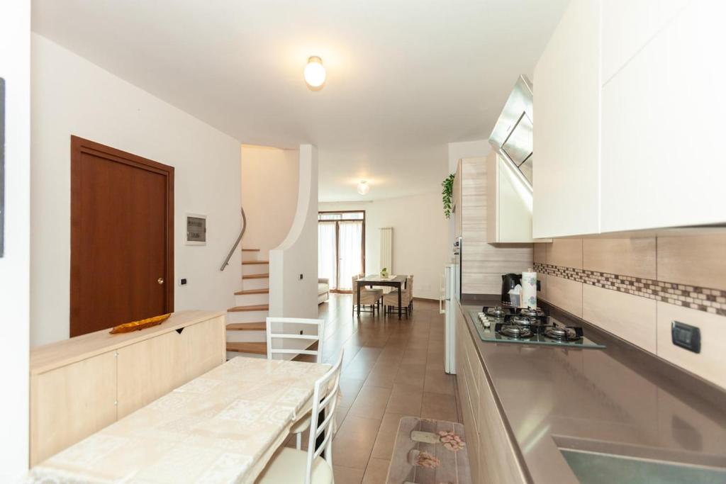 Bright Villa with Balcony and Jacuzzi, Milan Area 3
