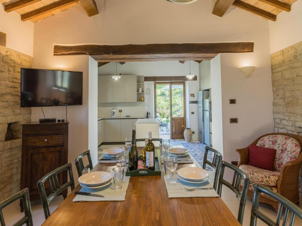 une cuisine et une salle à manger avec une table et des chaises dans l'établissement Scenic villa with heated pool, à SantʼIppolito