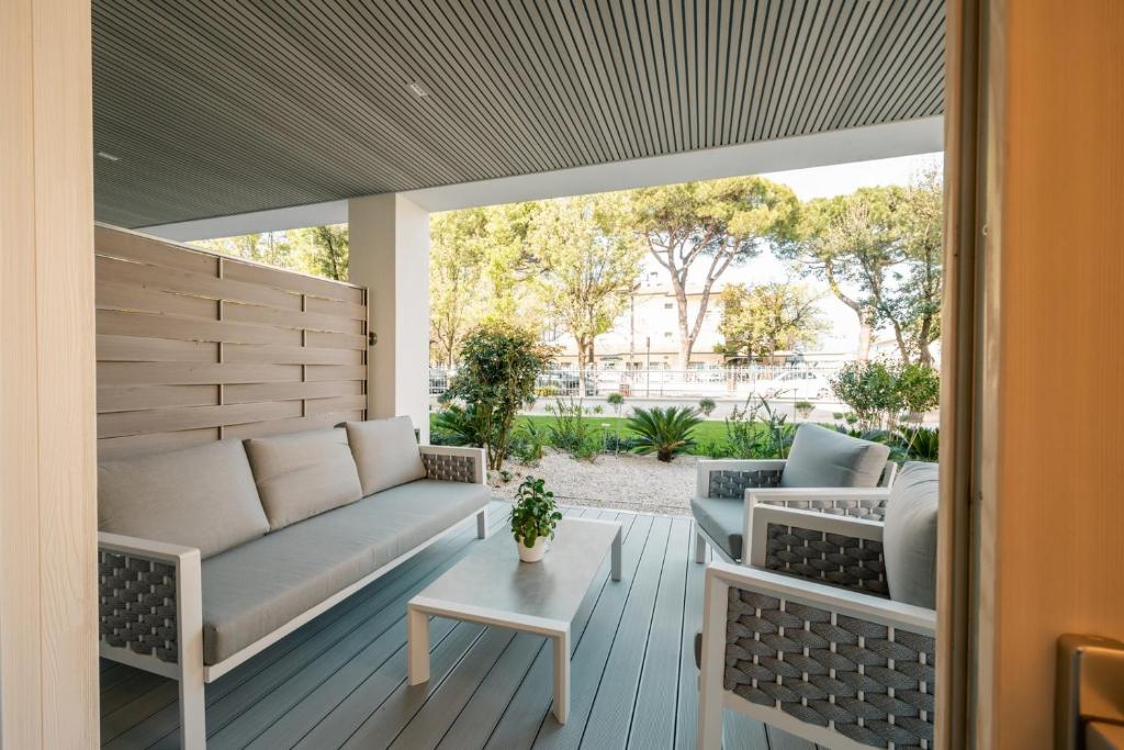 un salon avec un canapé et une table dans l'établissement Wine Hotel Lugana Parco al Lago, à Sirmione