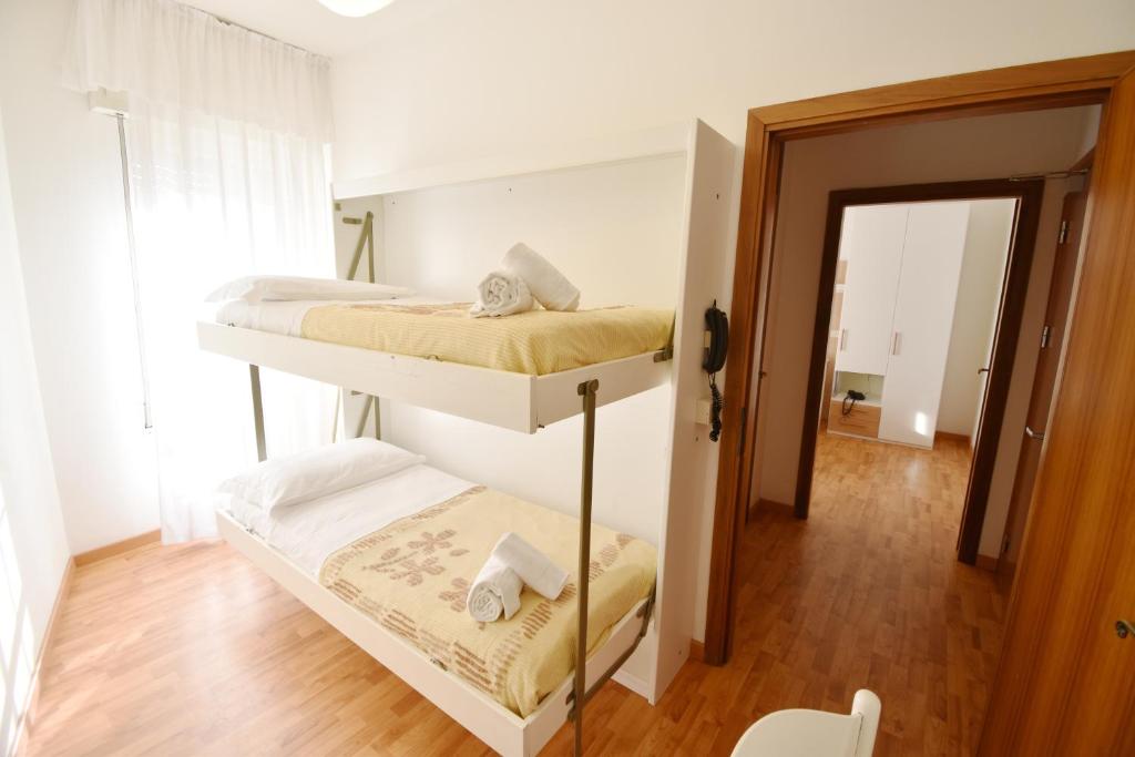 - une chambre avec 2 lits superposés et un couloir dans l'établissement Hotel Galles, à Lido di Jesolo