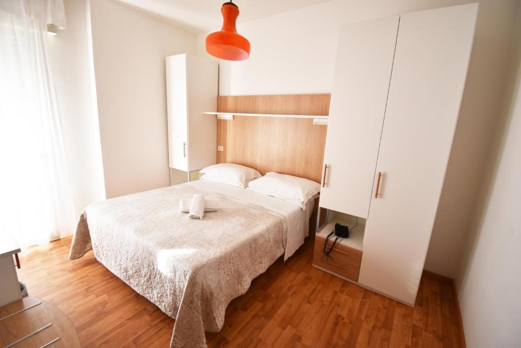 une chambre avec un lit dans une pièce blanche dans l'établissement Hotel Galles, à Lido di Jesolo