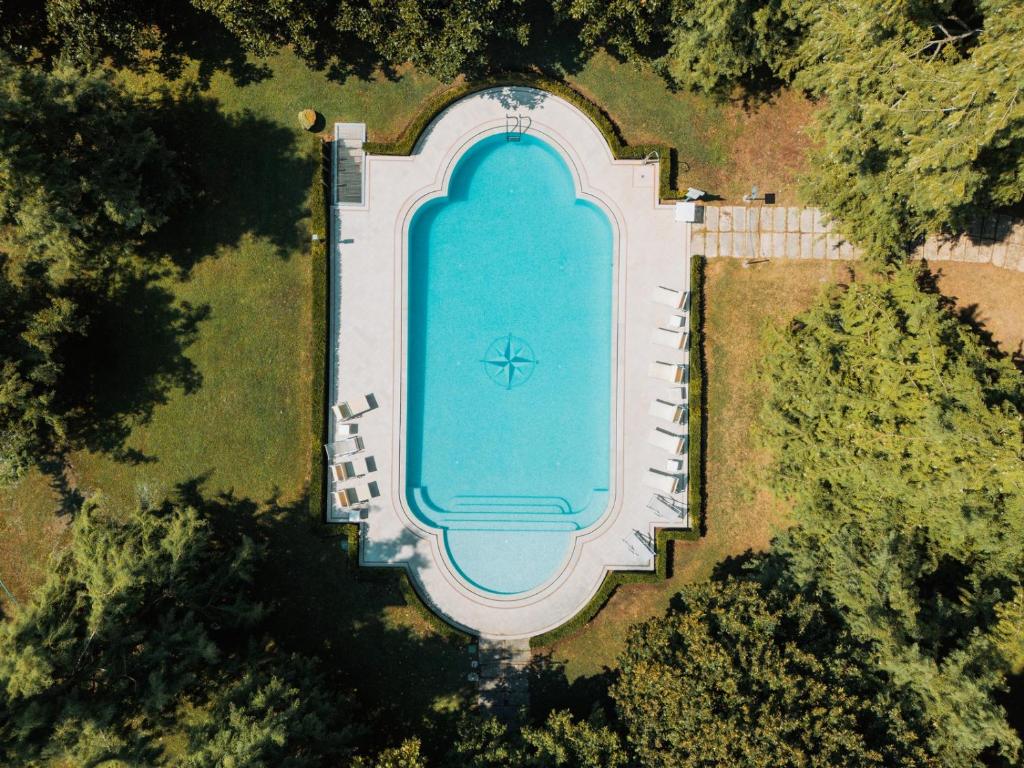 - une vue sur la piscine dans la cour dans l'établissement Wine Hotel Lugana Parco al Lago, à Sirmione