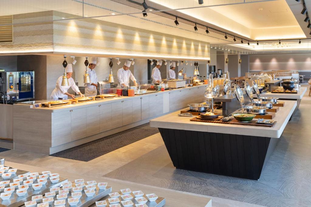 un restaurant avec des chefs préparant vos repas dans une cuisine dans l'établissement TAOYA Gero, à Gero 18 autres photos