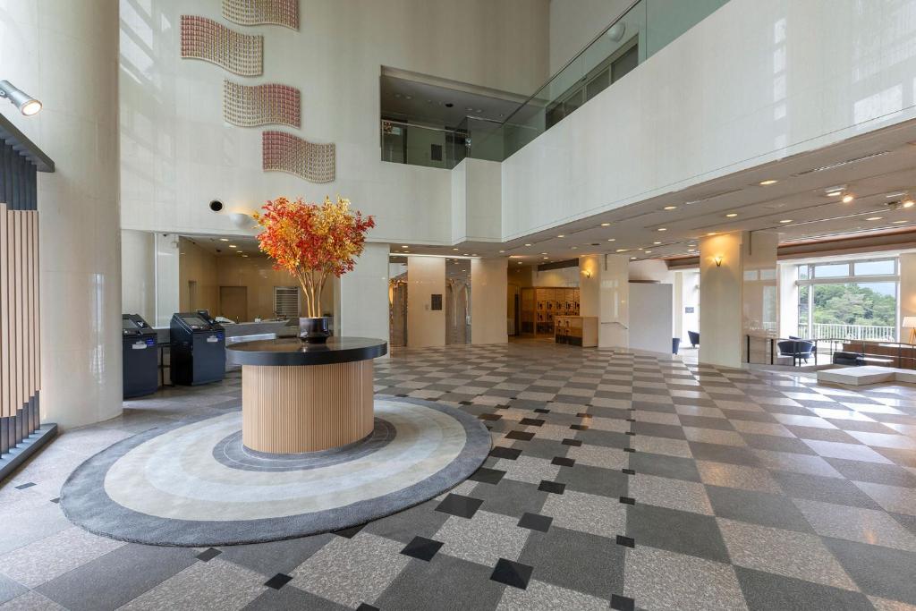 un grand hall avec une table au milieu dans l'établissement TAOYA Gero, à Gero