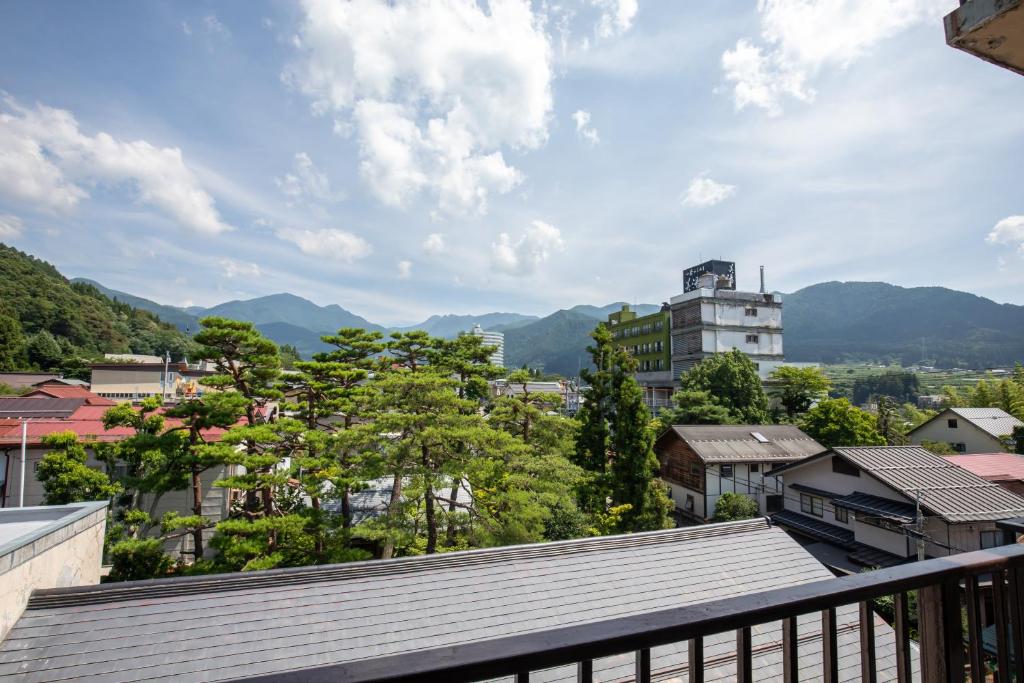 une vue d'une ville depuis un balcon dans l'établissement Shimaya, à Yamanouchi