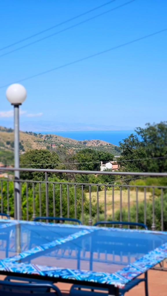 une piscine avec vue sur l'océan dans l'établissement Villa MELANY Casa Vacanza, à Piedimonte Etneo