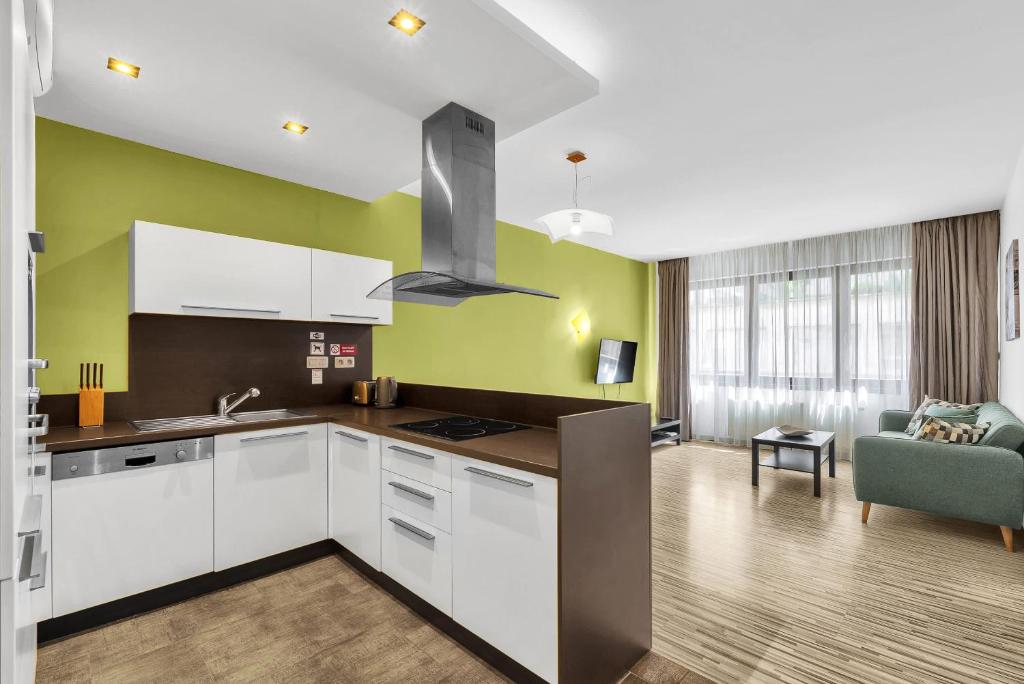 Fresh Lime Apartment in City Center 4