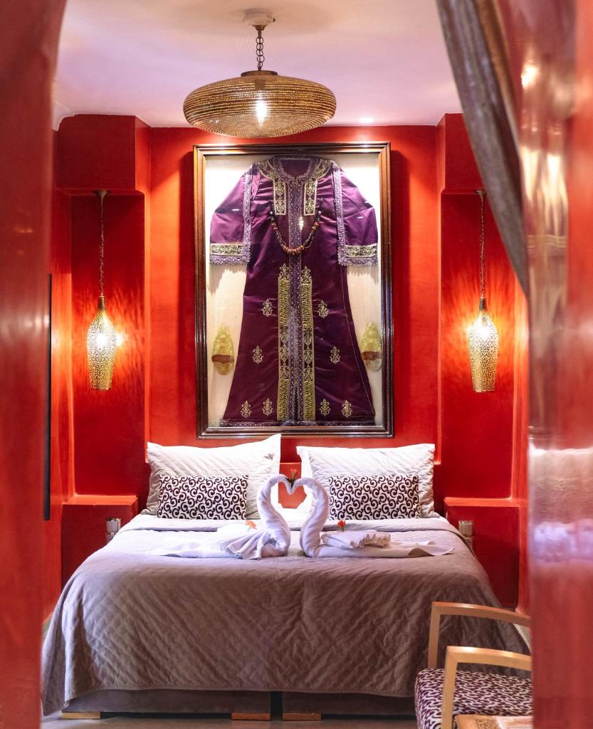 une chambre avec un lit avec un tableau sur le mur dans l'établissement Riad Oasissime, à Marrakech