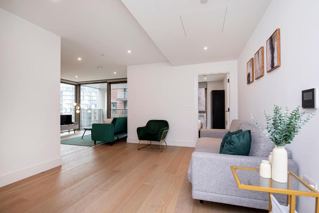 Lux and Large 2 bed Battersea Power Station 7