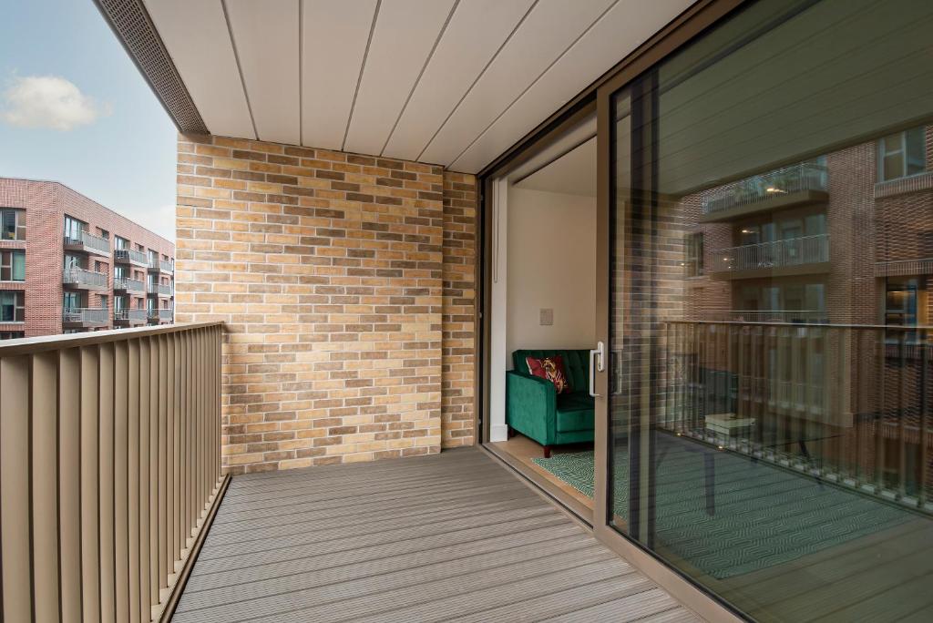 Lux and Large 2 bed Battersea Power Station 8