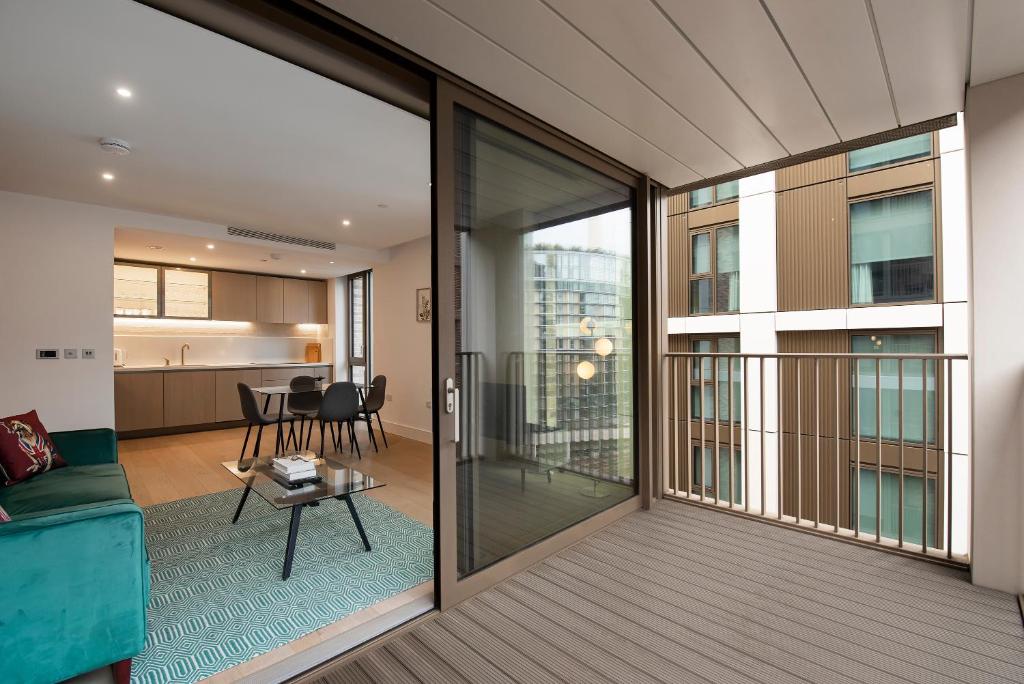 Lux and Large 2 bed Battersea Power Station 6