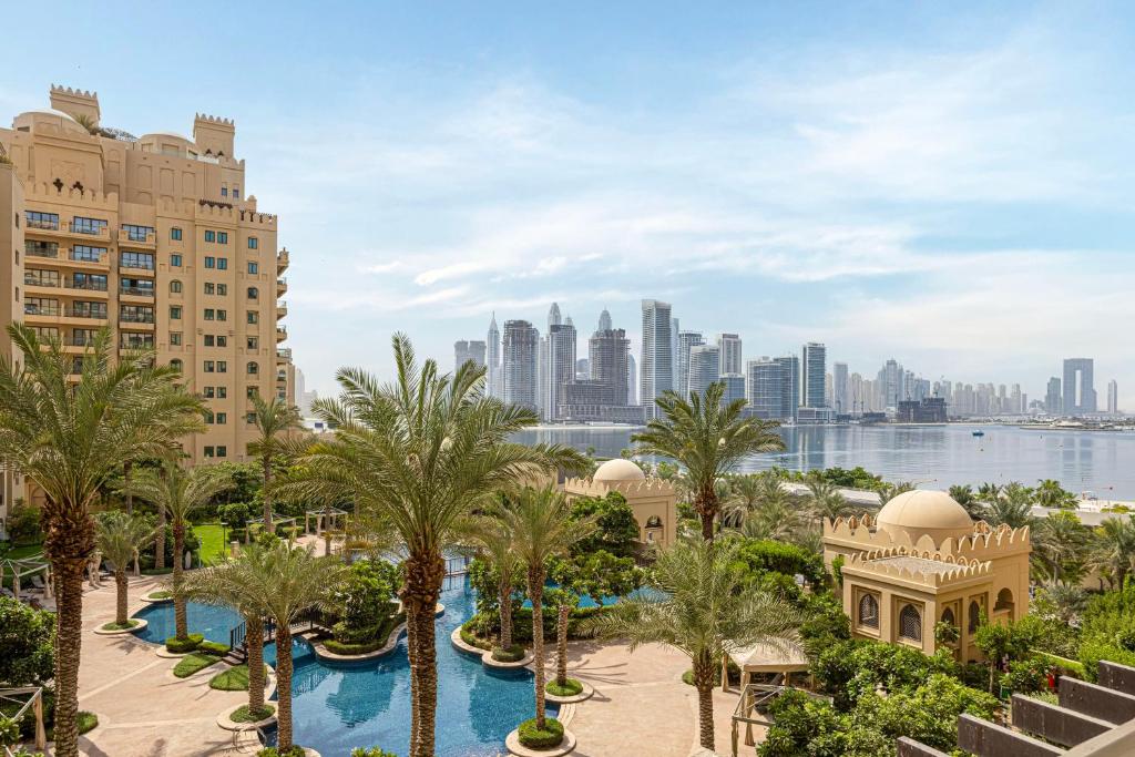 Fairmont North 2BR 2 Balconies Sea View
