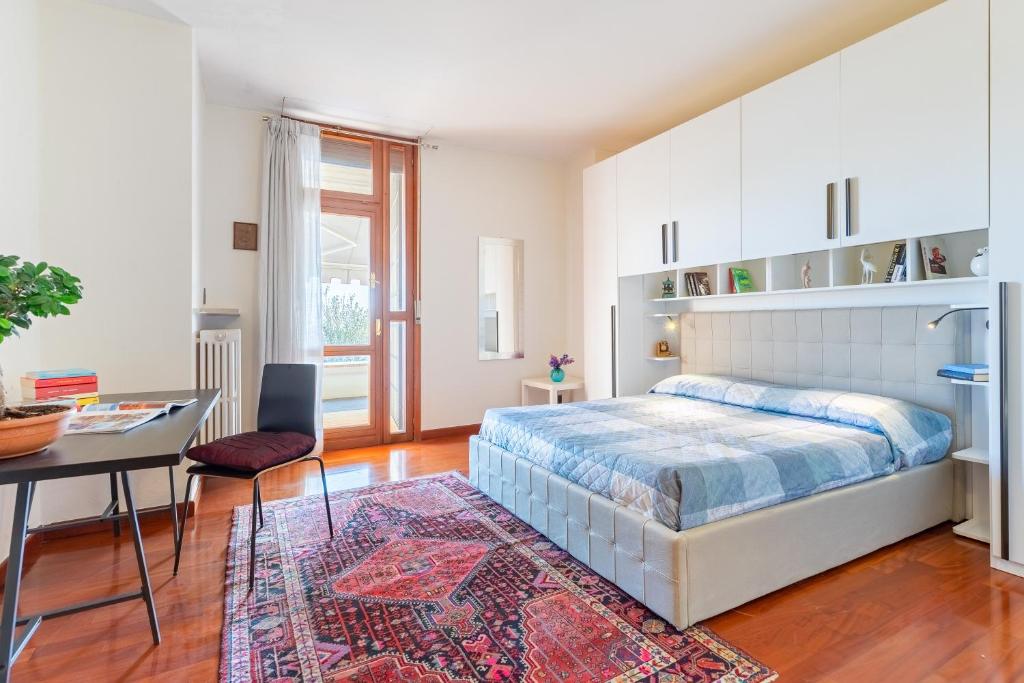 une chambre avec un lit, un bureau et une table dans l'établissement VILLA DEGLI ULIVI 8, Emma Villas, à Vérone
