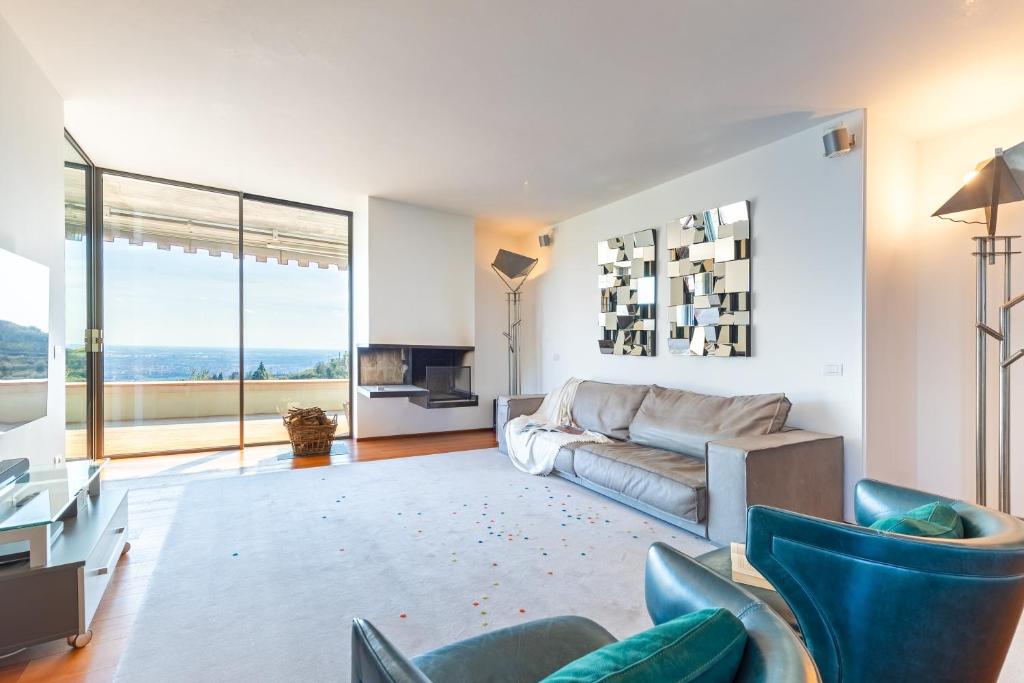 un salon avec un canapé et des chaises dans l'établissement VILLA DEGLI ULIVI 8, Emma Villas, à Vérone