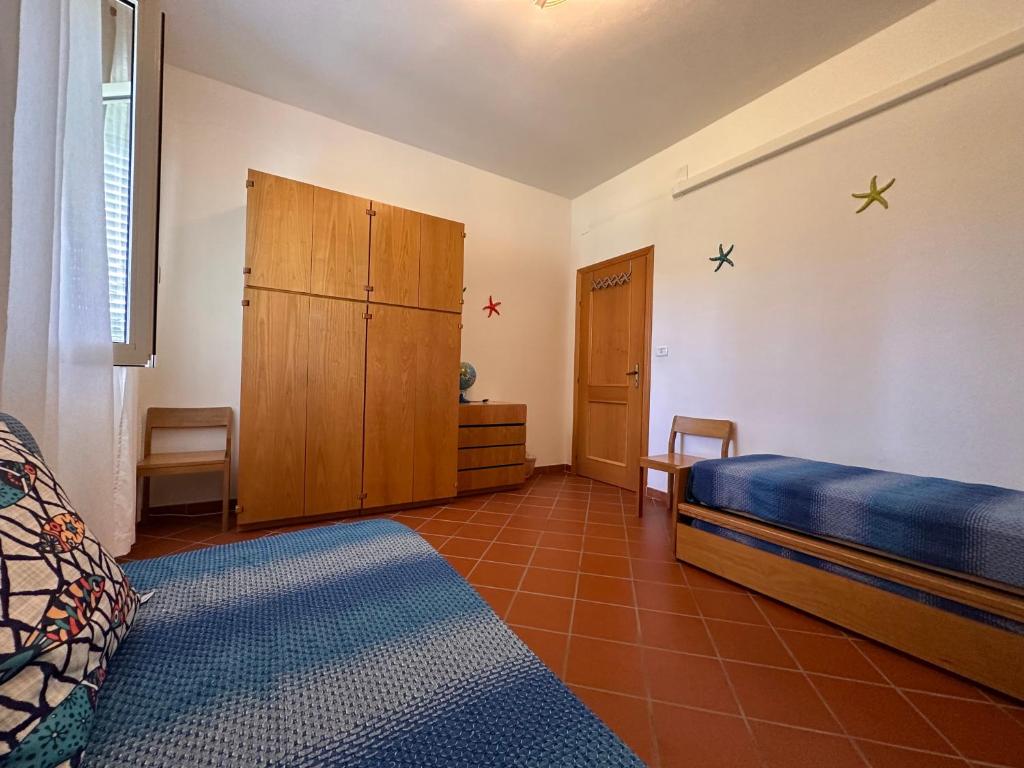 - une chambre avec un lit, une commode et un placard dans l'établissement Rock Garden Villa by Ortigia Apartments, à Plemmirio