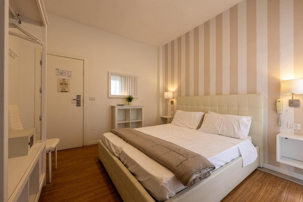 une chambre avec un lit et une douche à l'italienne dans l'établissement Hotel Villa Edda, à Riccione