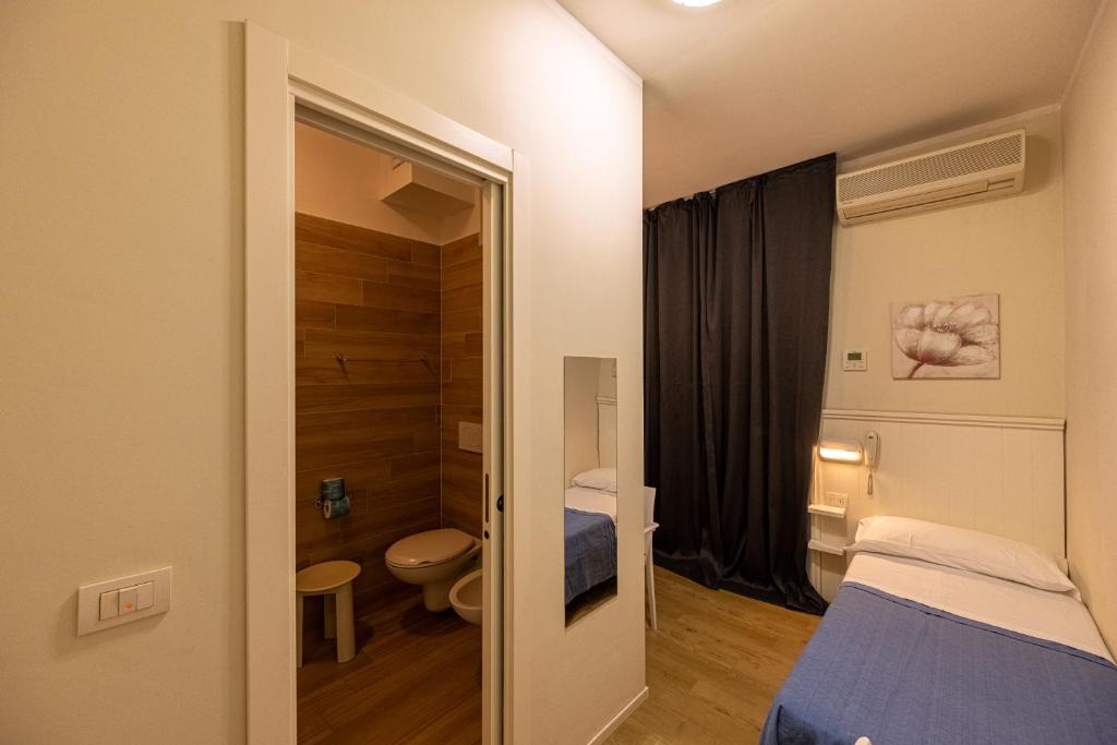 Cette petite chambre comprend un lit et des toilettes. dans l'établissement Hotel Villa Edda, à Riccione 55 autres photos