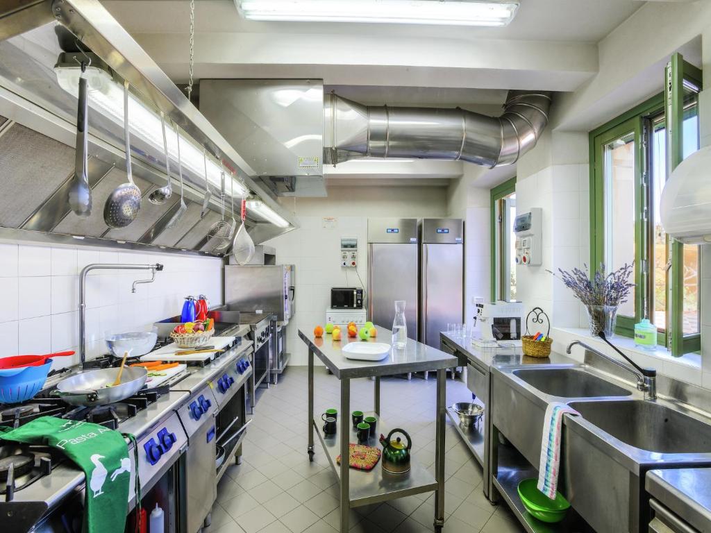 une grande cuisine avec beaucoup d'équipements dans l'établissement Villa w Wine Tours Near Beach, à Barchi