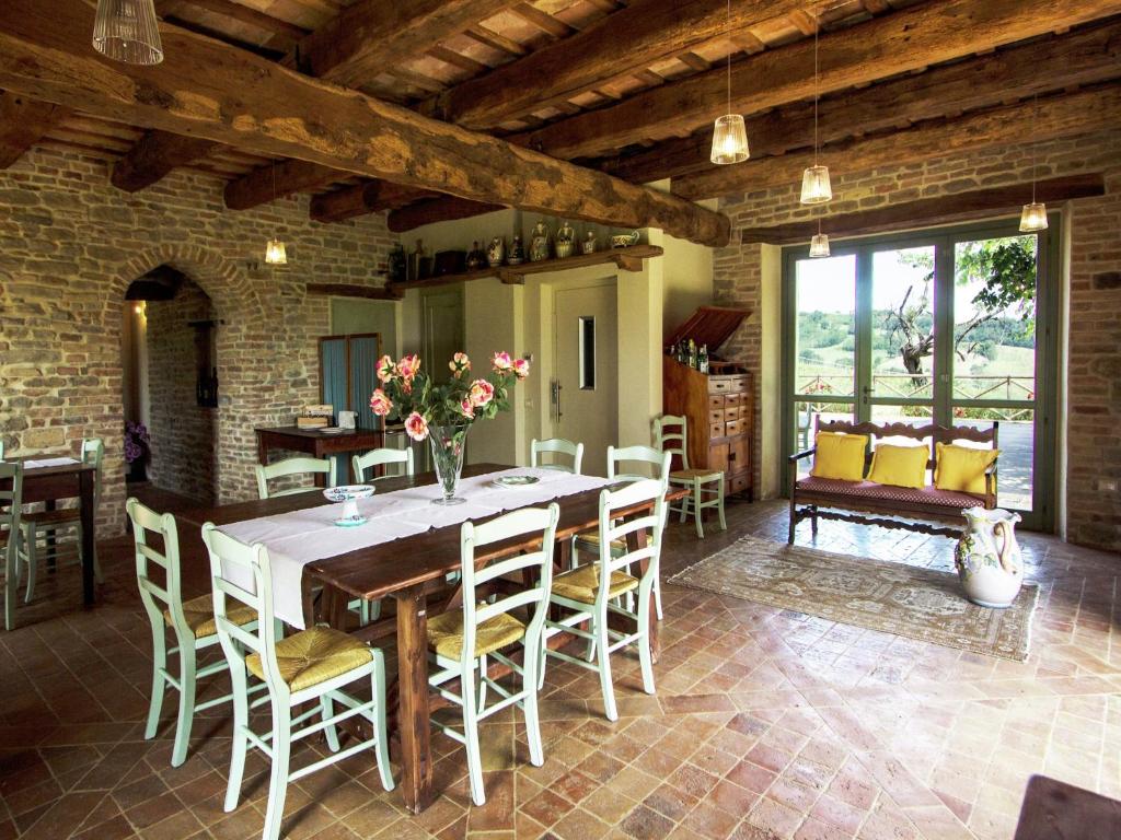 une grande salle à manger avec une table et des chaises dans l'établissement Villa w Wine Tours Near Beach, à Barchi