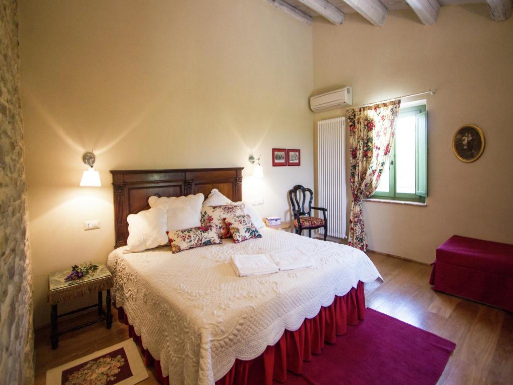 une chambre avec un grand lit dans une pièce dans l'établissement Villa w Wine Tours Near Beach, à Barchi