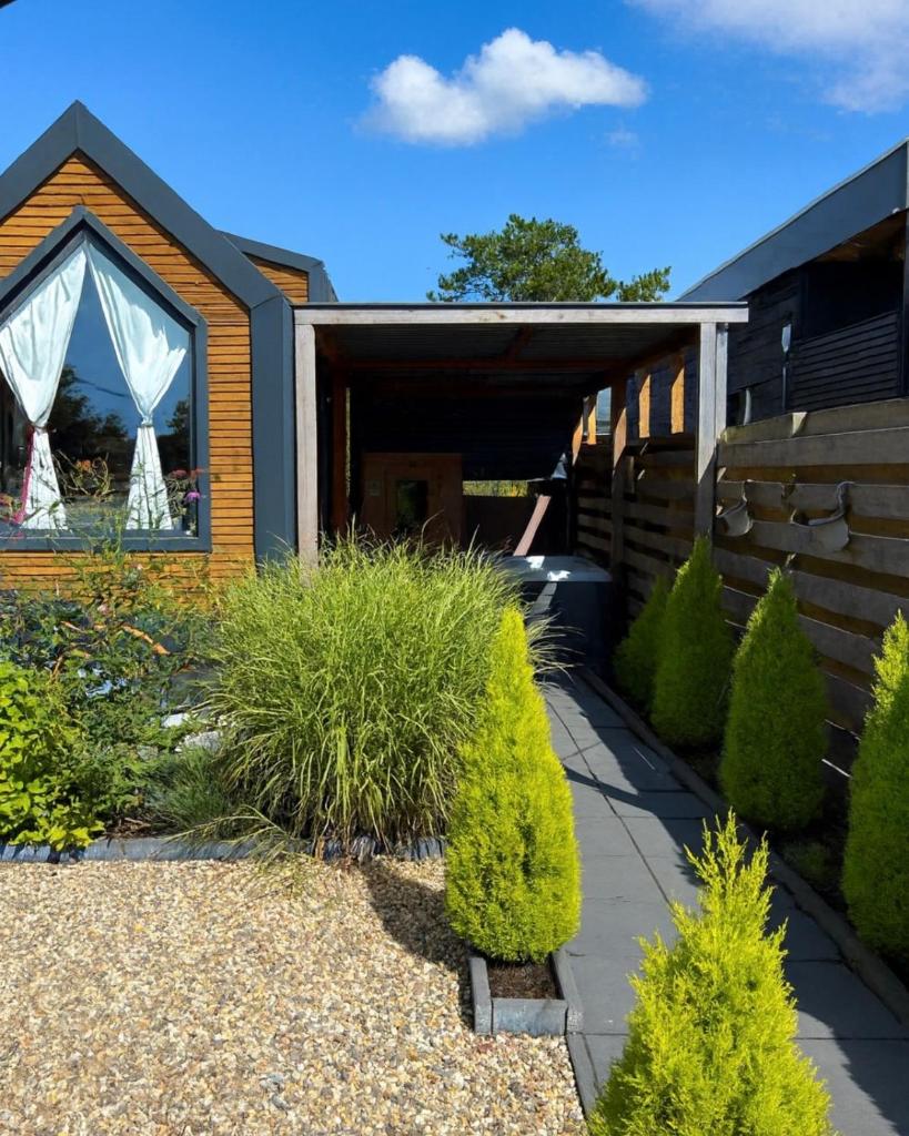 Charming Tiny House with Private Jacuzzi, Sauna and Garden & Free Parking between Amsterdam Haarlem and Schiphol Airport 2