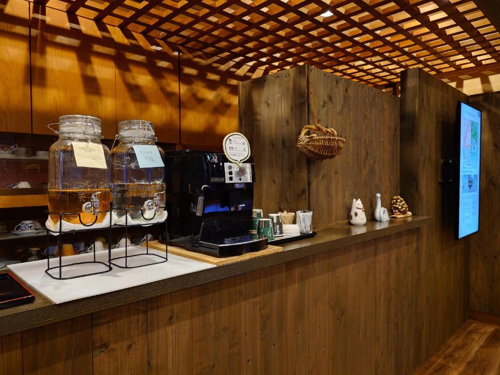 un café avec deux bocaux Mason sur un comptoir dans l'établissement Kurokawa Onsen Ryokan Ichinoi, à Minamioguni