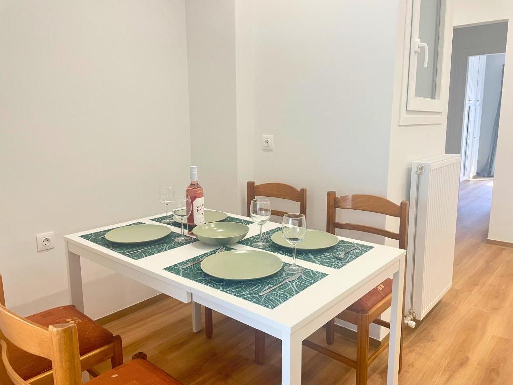 Quiet Central 2-bedroom Flat 4' to Metro & Shops 8