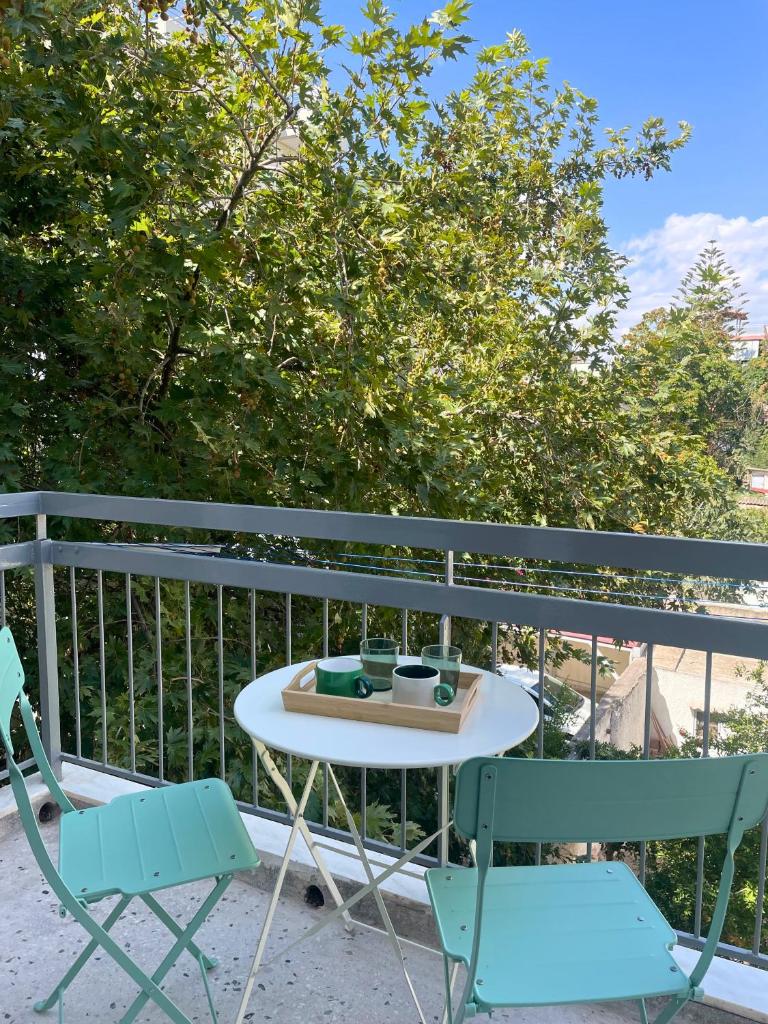 Quiet Central 2-bedroom Flat 4' to Metro & Shops 6